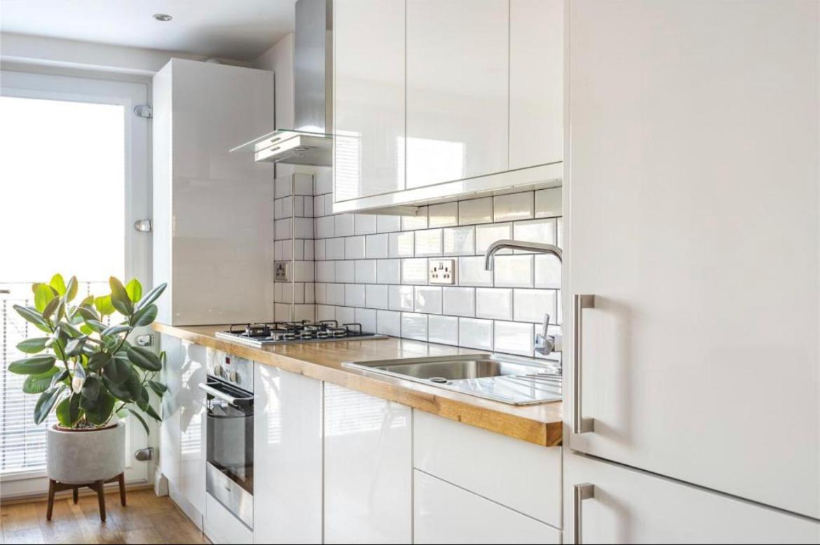 No.1 Universal House - Double Bedroom * Bromley