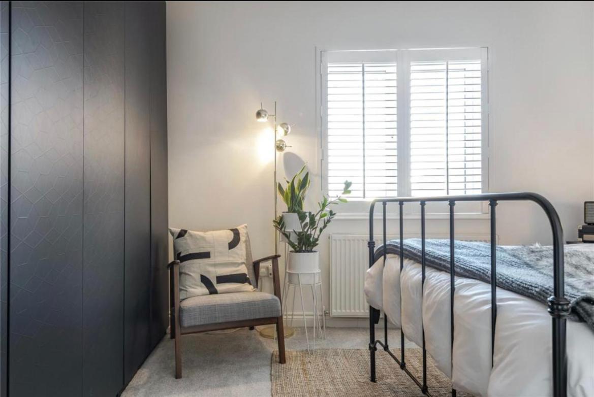 No.1 Universal House - Double Bedroom * Bromley