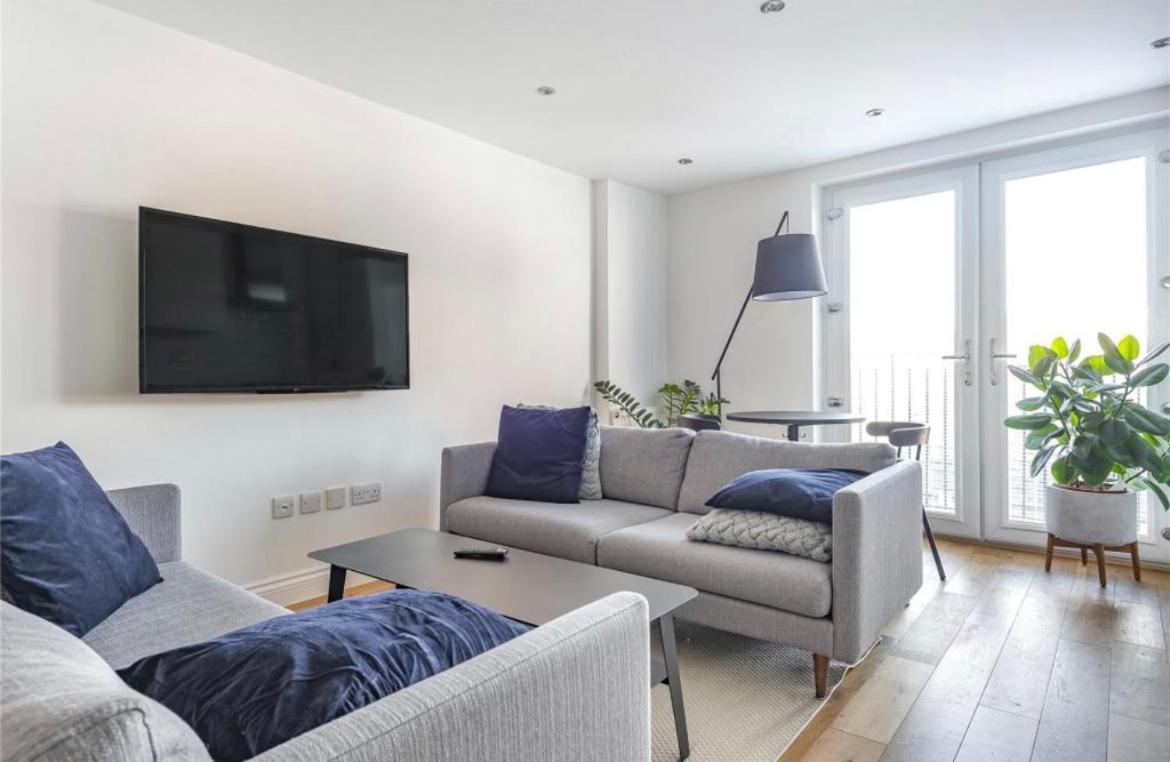 No.1 Universal House - Double Bedroom