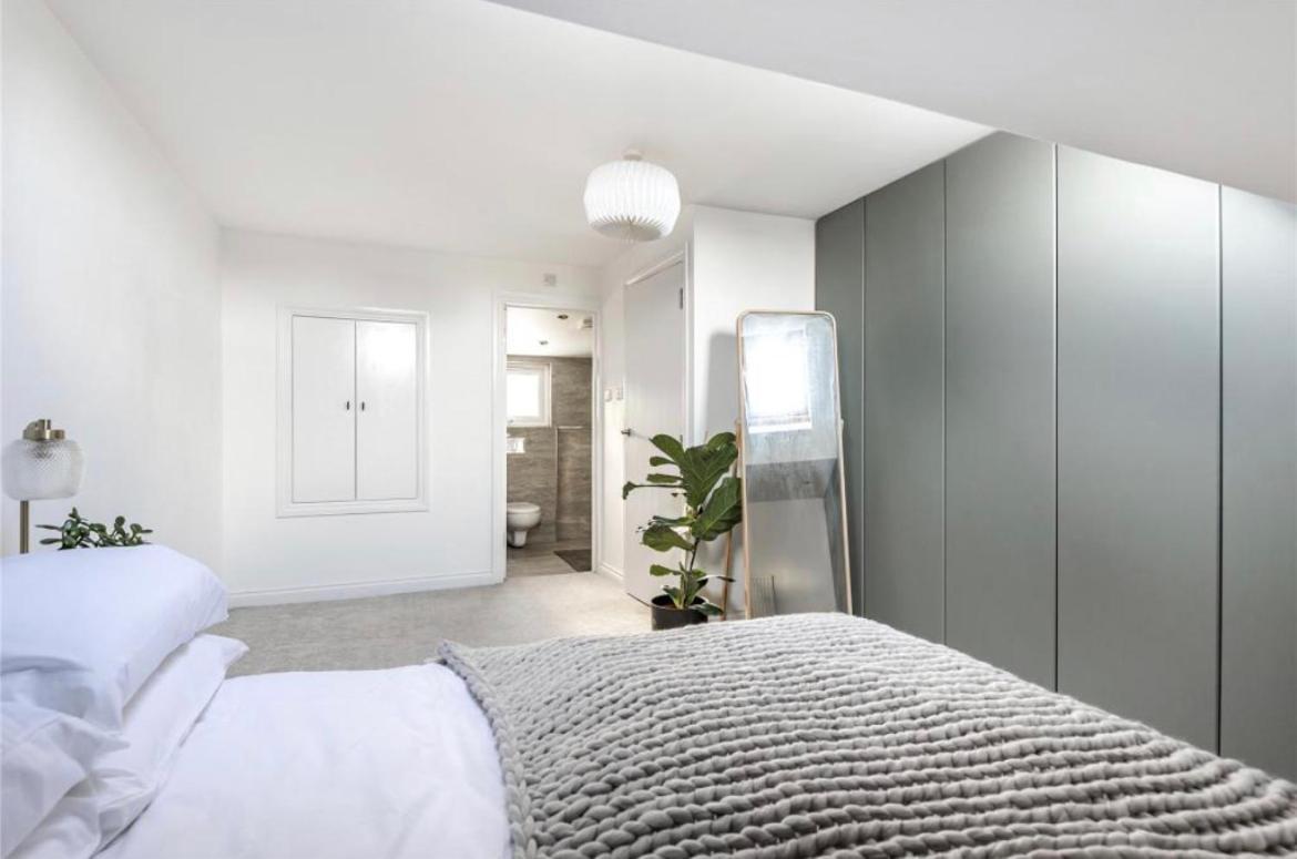 No.1 Universal House - Double Bedroom Bromley