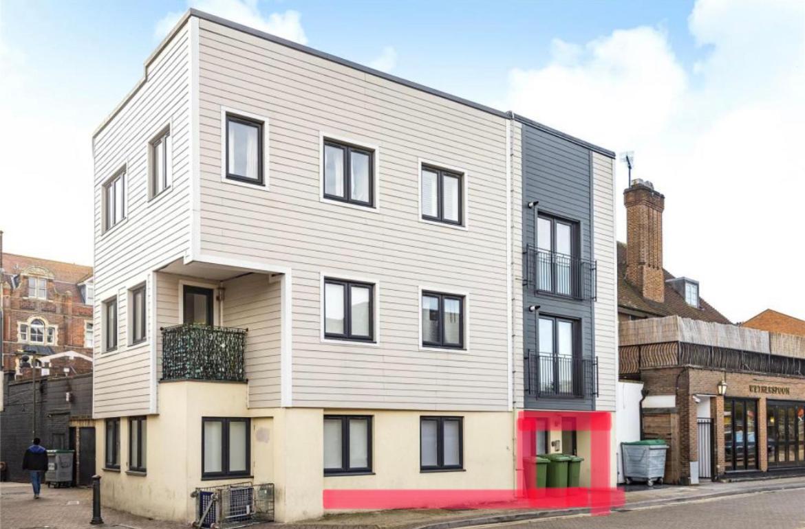No.1 Universal House - Double Bedroom Apartment *